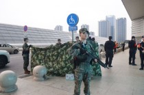敢在武警门口挑衅闹事，三人应急小组可不是闹着玩的