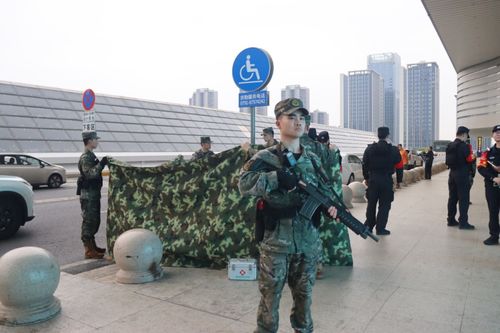 敢在武警门口挑衅闹事，三人应急小组可不是闹着玩的