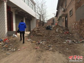 这下知道为什么很多村庄不让大货车通过了：村民堵路背后的真实原因