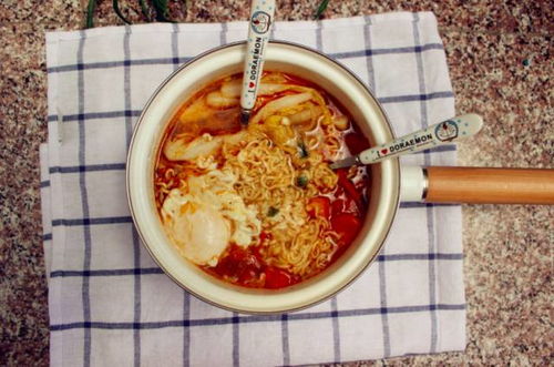 深夜那碗泡面，真的有那么不健康吗？从"垃圾食品"到安全主食的真相
