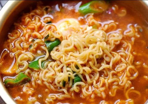 深夜那碗泡面，真的有那么不健康吗？从"垃圾食品"到安全主食的真相