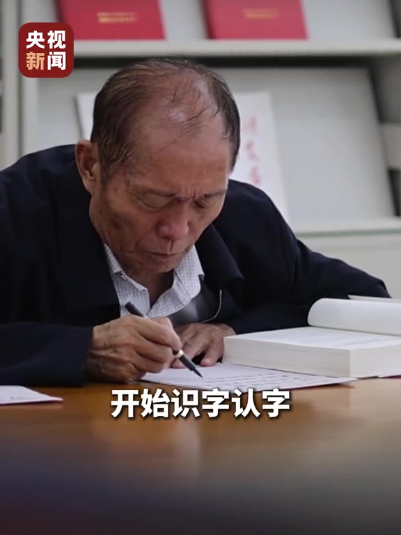 他是全村首富，却选了臭水坑盖房！"七一勋章"获得者李连成：当干部就应该能吃亏